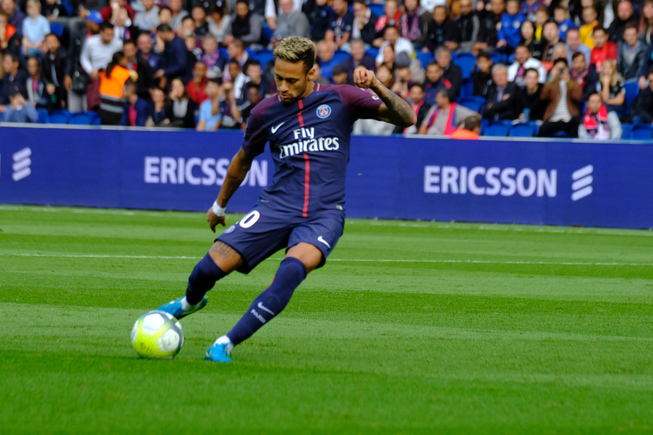 雅虎：有消息称一家中国俱乐部向拉斐尔开出很丰厚的合同报价（雅虎：传中国俱乐部向拉斐尔奉上高薪合同报价）