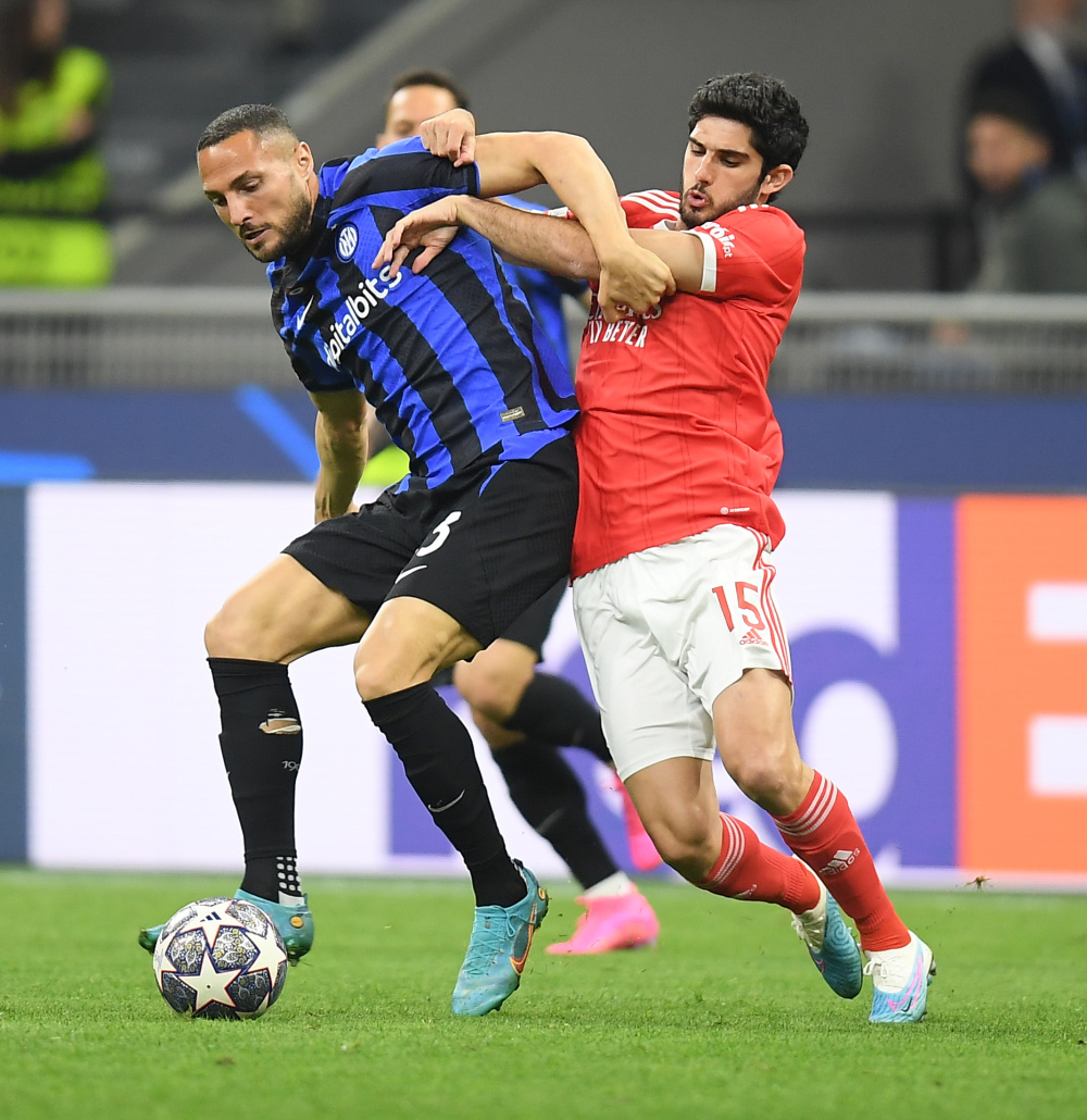 成都蓉城在中超和足协杯表现不佳，古尔芬克尔可能离队，周定洋面临续约问题，俱乐部需补强阵容。（中超足协杯双线低迷，成都蓉城或失古尔芬克尔、周定洋续约成疑，亟待补强阵容）