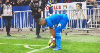 记者：海港抵达武里南，莱昂纳多、加布、李帅、刘若钒伤缺