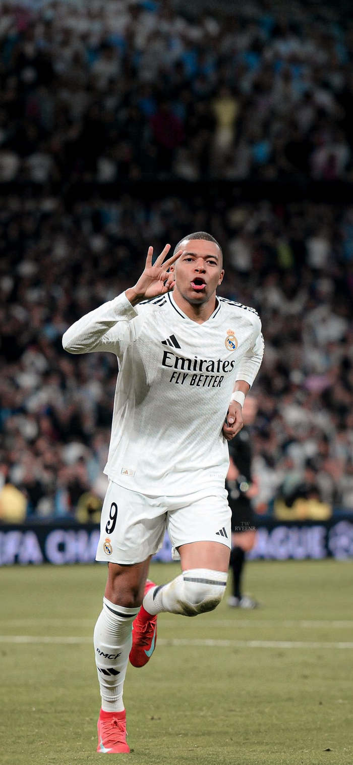 利物浦欲出售左后卫齐米卡斯，因其不愿离开安菲尔德，而其他球员面临竞争。（利物浦考虑出售齐米卡斯，球员意愿留守安菲尔德，队内其他位置竞争激烈）