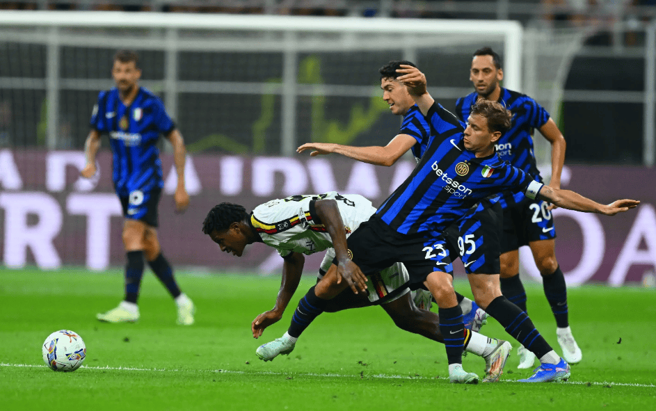 凯恩闪电帽子戏法，拜仁5-0横扫斯图加特，重回巅峰！（凯恩上演闪击帽子戏法，拜仁5-0大胜斯图加特，王者归来）