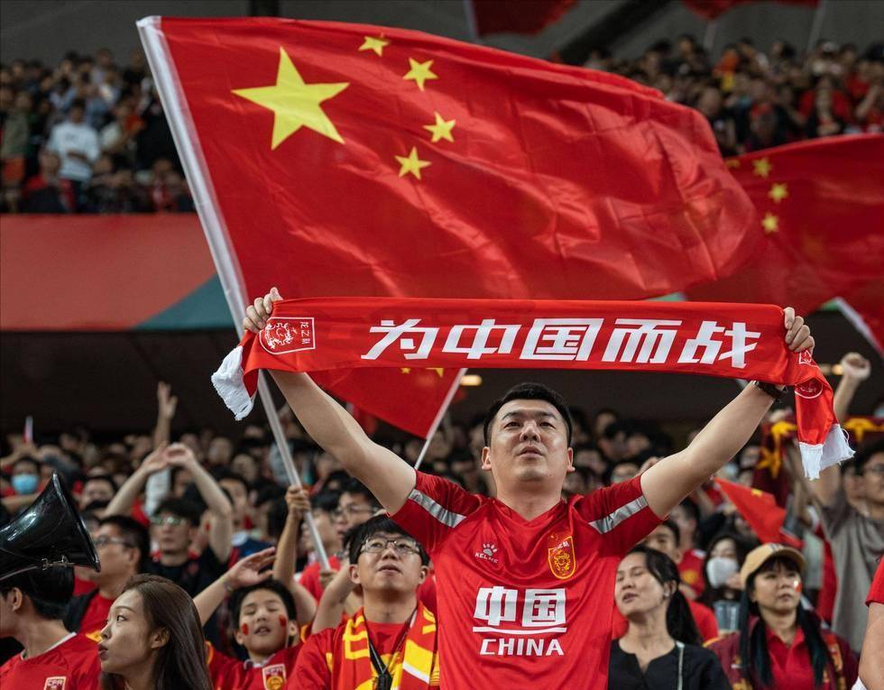 皇马更衣室内乱曝光，阿隆索希望3天后能赢曼城稳定军心（皇马更衣室风波曝光，阿隆索盼三天后击败曼城稳住军心）