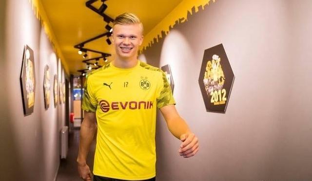 记者：蒯纪闻左臂疑似骨裂，刘浩帆膝盖内侧副韧带出现伤病（据报道，两名球员受伤：一人疑似左臂骨裂，另一人膝内侧副韧带受损）