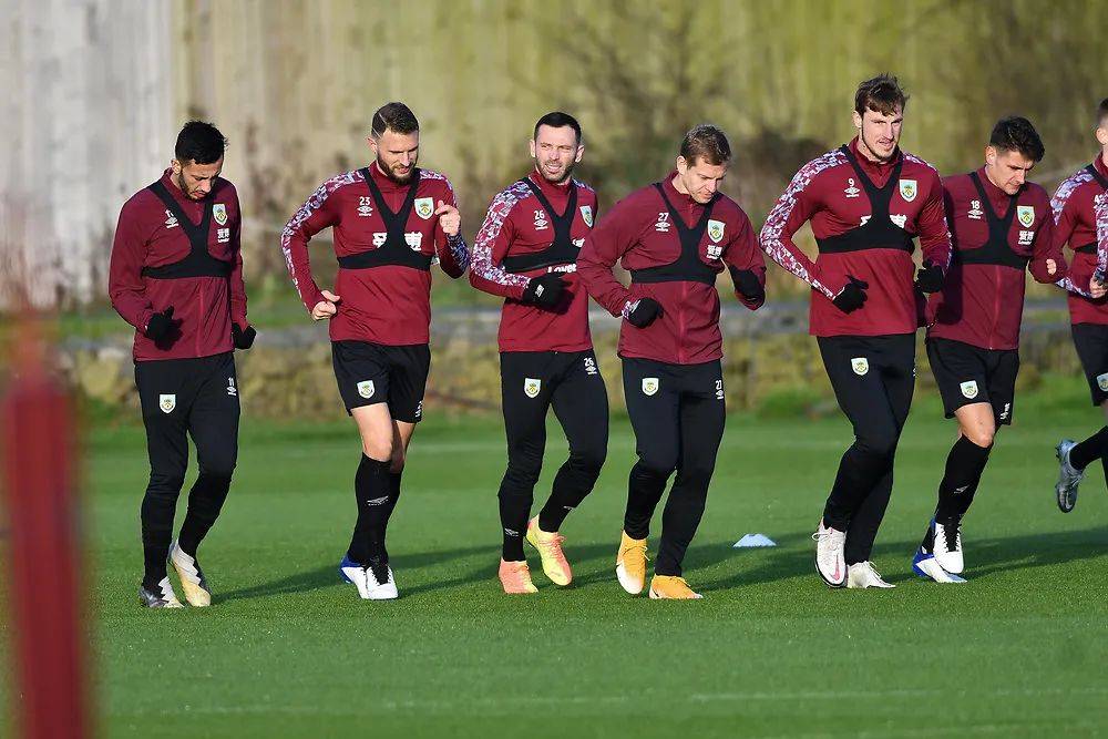 谢娜第一次下场打高尔夫获老公陪伴，甜喊张杰“老张”羡煞旁人（谢娜首次挥杆高尔夫，张杰贴身相伴，甜喊“老张”撒糖惹人羡）