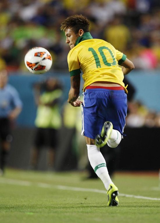 五星吐槽中足联颁奖会：简陋敷衍，还不如有些公司的年会现场（中足联颁奖礼遭五颗星差评：寒酸敷衍，比不过不少公司的年会）