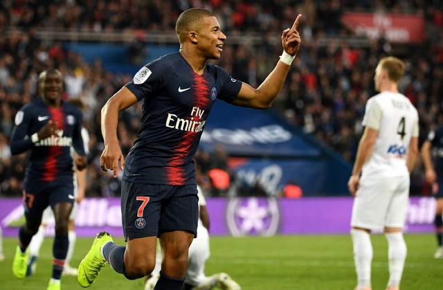 排面，泰州当地路牌上写着“苏超冠军城，泰州欢迎您”（泰州上演排面时刻：路牌打出“苏超冠军城，泰州欢迎您”）