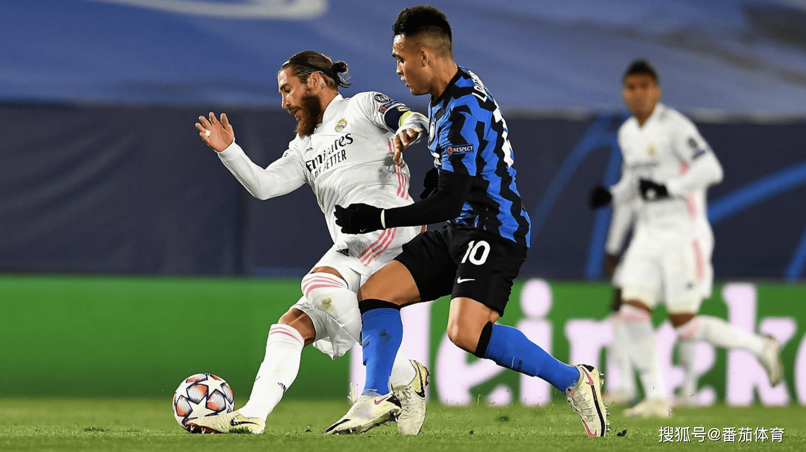 王曼昱“憋笑”嘴角压得好辛苦！想笑又不敢笑，与场上成鲜明对比（王曼昱强忍笑意，嘴角按得紧：想笑不敢笑，与赛场氛围形成强烈反差）